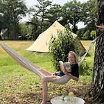 Luxussátor Boutique Tent Bij Laaken Op Unieke Plek In Het Met Luxe Bed